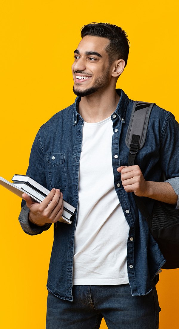 Estudante sorrindo com livros e mochila