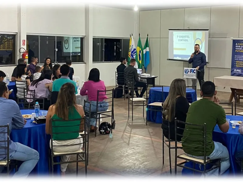 Estudantes reunidos no auditório da FIC durante uma palestra