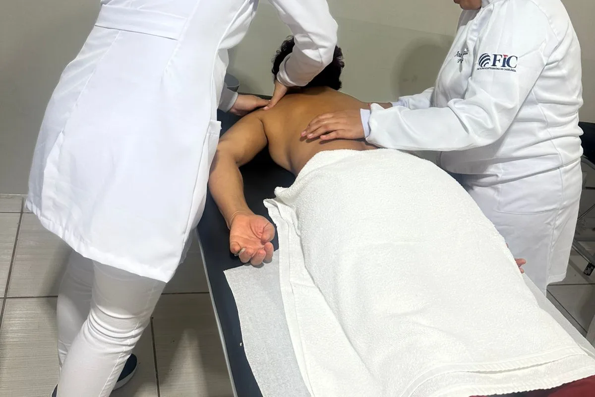 Estudantes da FIC praticando atendimento fisioterapêutico em maca