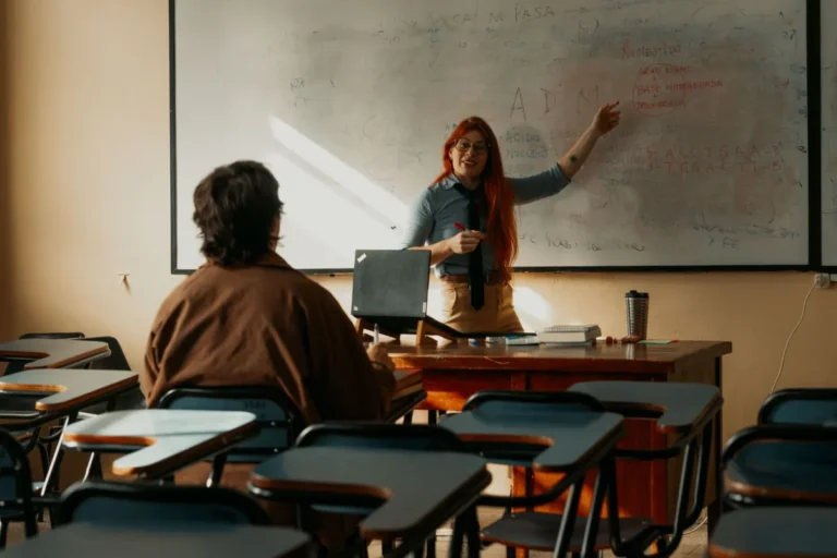 Professora conduzindo uma aula em sala com estudantes
