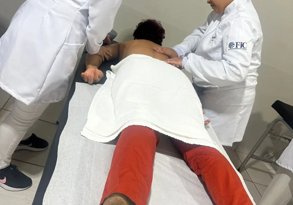 Estudantes da FIC em atendimento prático de fisioterapia