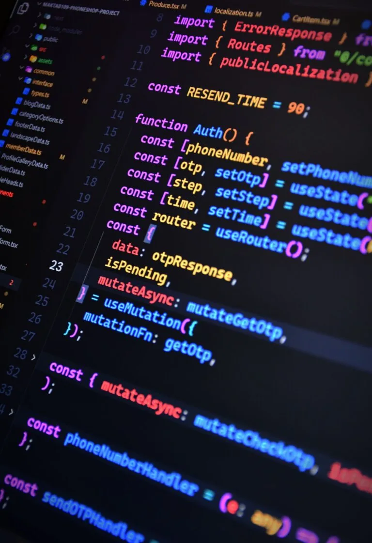 Close de código JavaScript colorido na tela de um editor