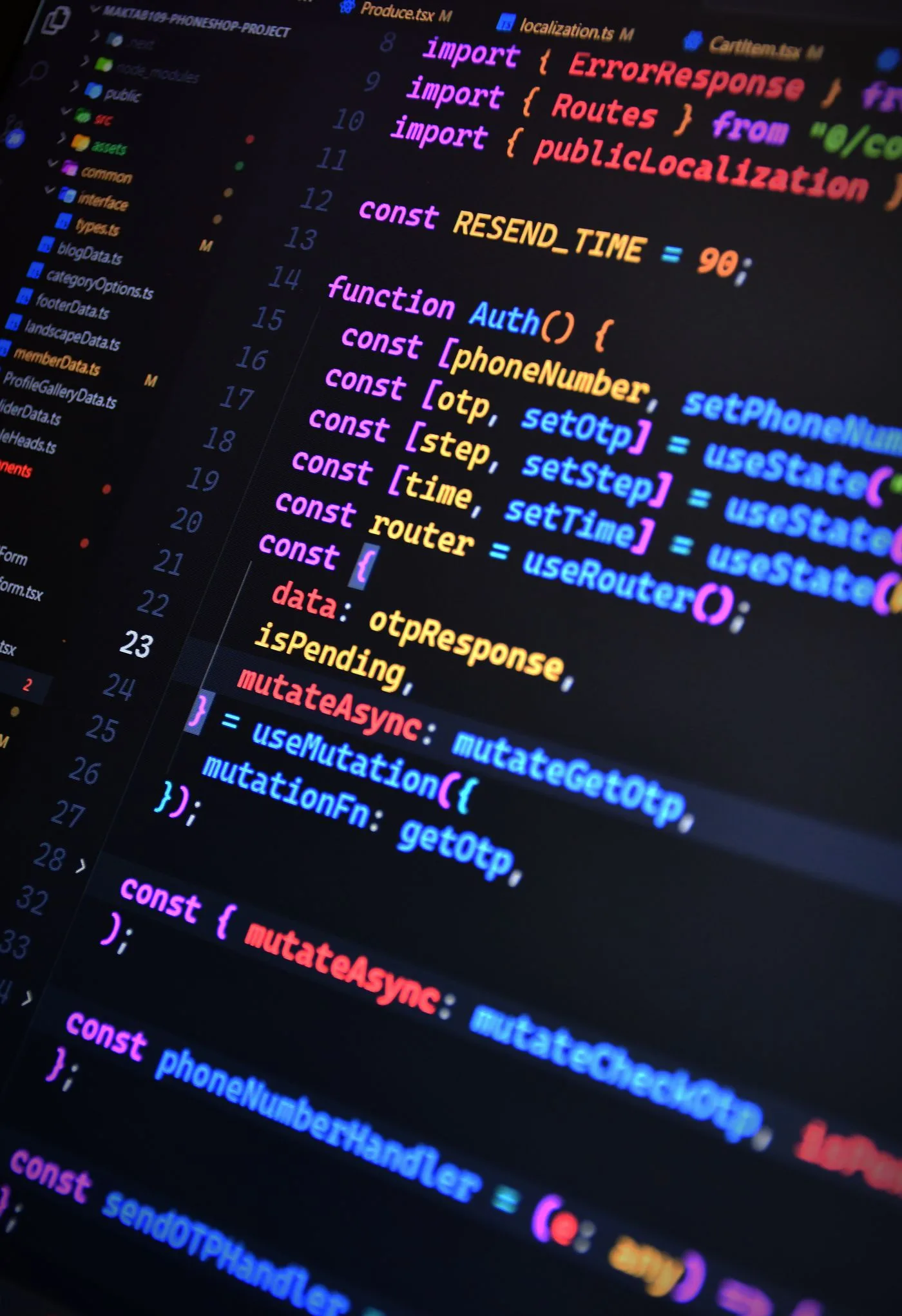 Close de código JavaScript colorido na tela de um editor